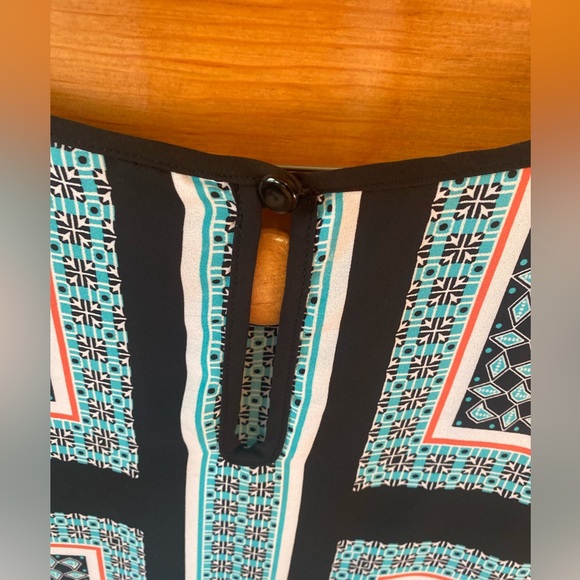 Medium Short Sleeve Blouse - Picture 4 of 5